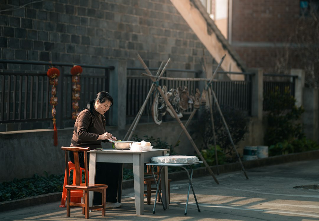 Visual illustration for traditional vs modern 国产户外硬核装备与轻量化徒步